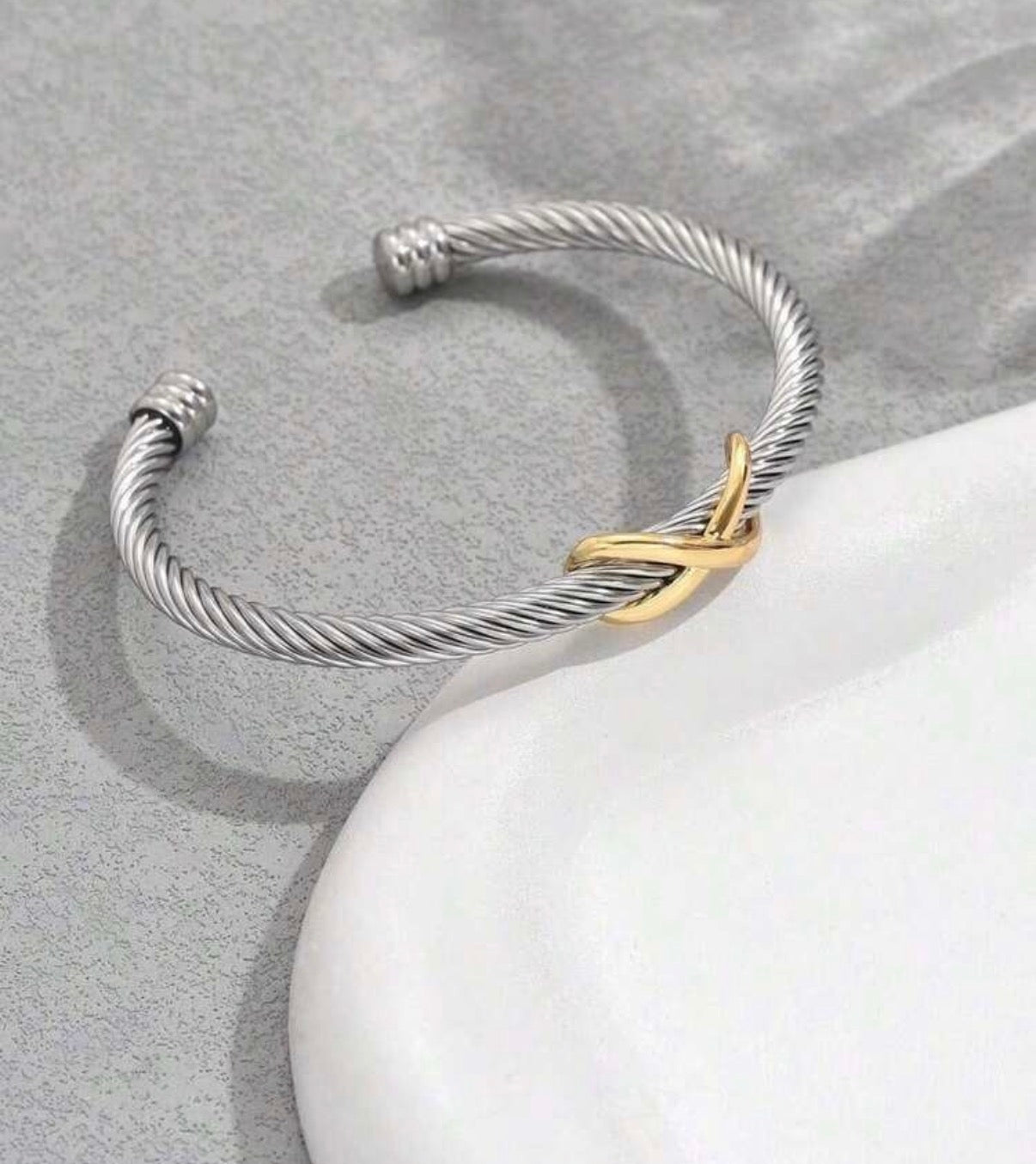 Brazalete con Cruz dorada